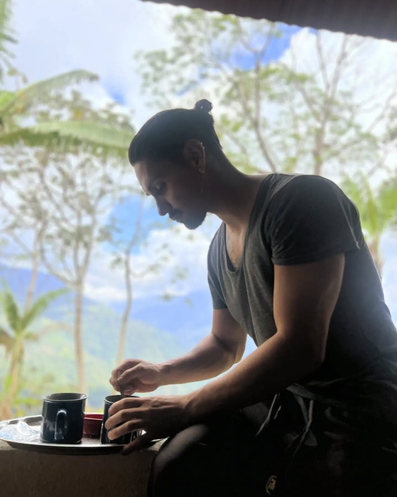 Diego preparando té frente a un paisaje natural